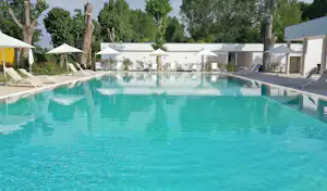 Camping Rialto - Campingplatz mit Pool, Liegestühlen und Sonnenschirmen