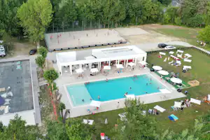 Camping Rialto - Luftaufnahme von Pool und Beachvolleyballplatz
