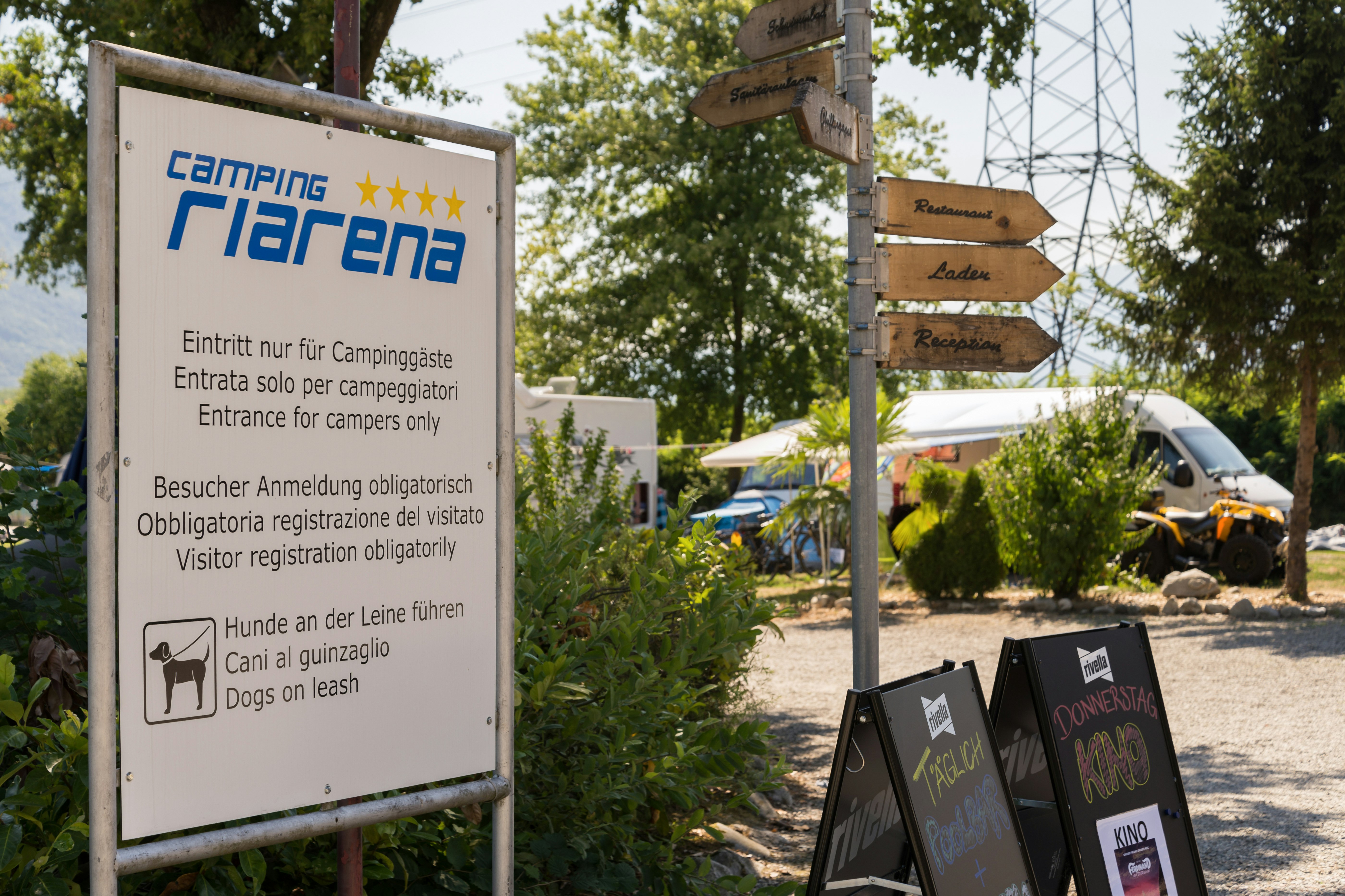 Camping Riarena - Hinweisschilder auf dem Campingplatzgelände
