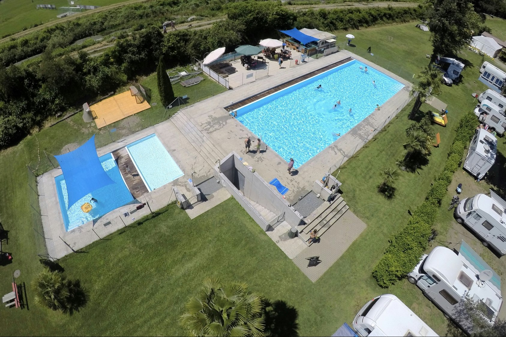 Camping Riarena - Pool des Campingplatzes aus der Vogelperspektive