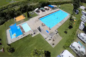 Camping Riarena - Pool des Campingplatzes aus der Vogelperspektive