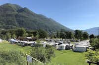 Camping Riarena - Wohnwagen- und Wohnmobilstellplätzen auf dem Campingplatz mit Blick auf die Berge