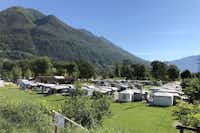 Camping Riarena - Wohnwagen- und Wohnmobilstellplätzen auf dem Campingplatz mit Blick auf die Berge