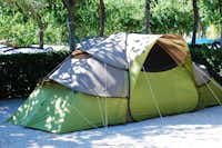 Camping Ribamar - Zelt auf einem Standplatz, welcher mit Kies ausgelegt und durch Hecken eingegrenzt ist