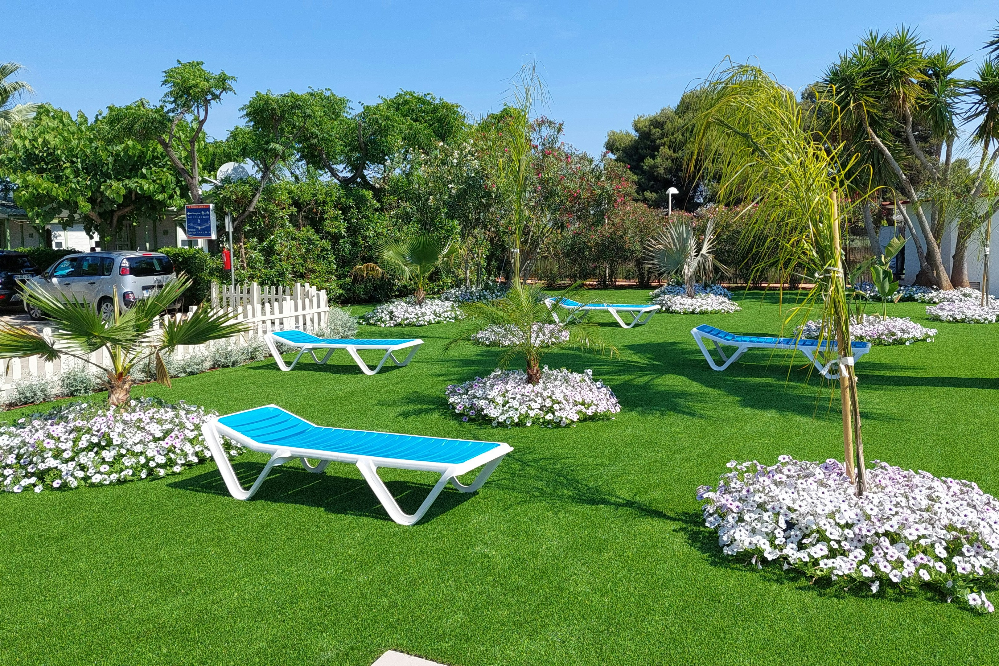 Camping Riberamar  - Liegewiesen mit Liegestühlen auf dem Campingplatz