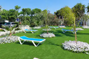 Camping Riberamar - Liegewiesen mit Liegestühlen auf dem Campingplatz