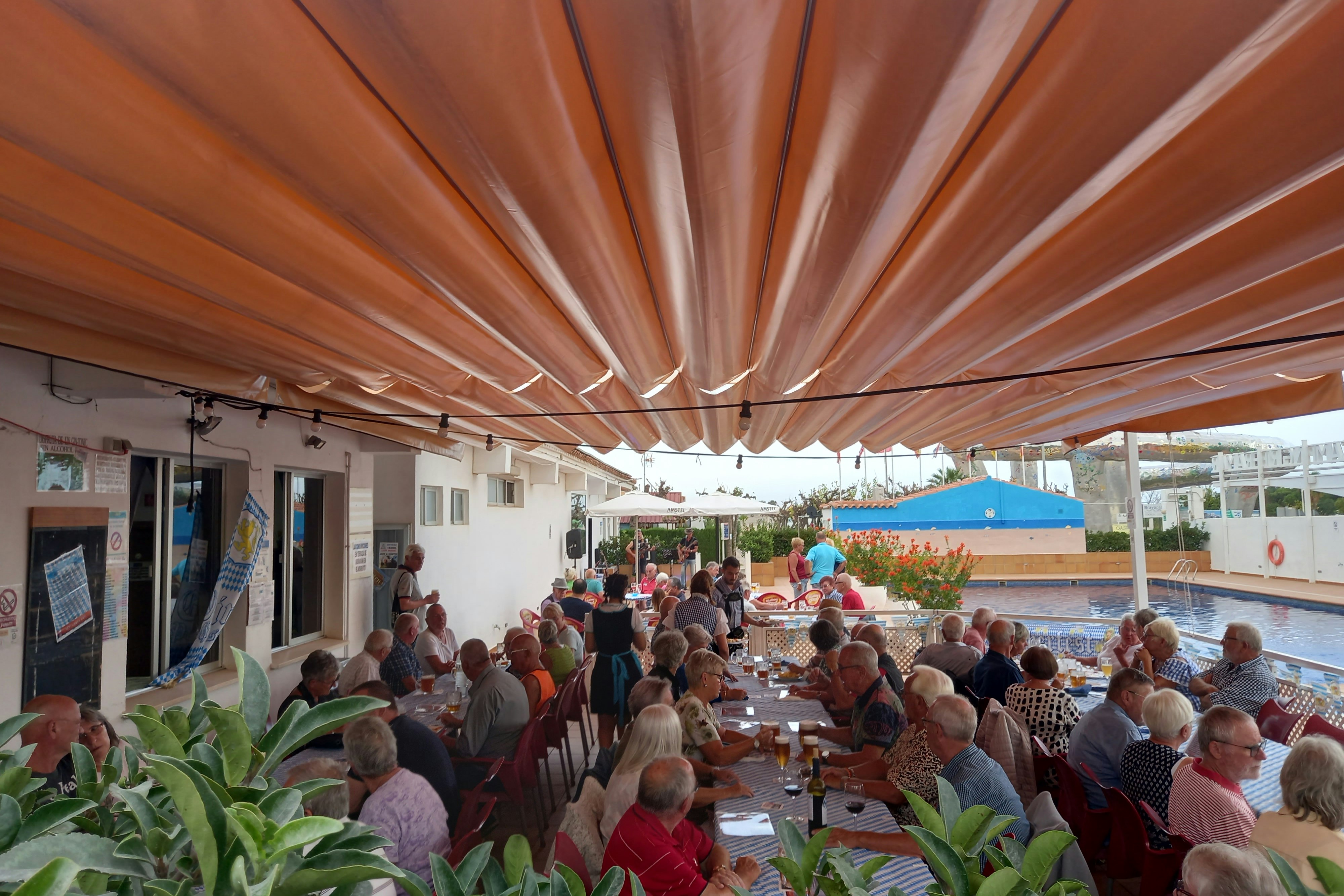 Camping Riberamar - Restaurant mit Terrasse auf dem Campingplatz
