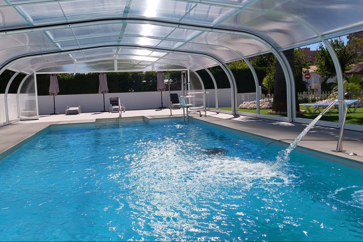 Camping Riberamar - Überdachter Pool auf dem Campingplatz