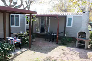 Camping Riccardo - Mobilheime mit überdachten Terrassen und einem öffentlichen Steingrill