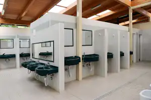 Camping Riccione - Innenraum des Sanitärgebäudes mit Waschbecken und Spiegeln