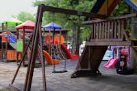 Camping Riccione - Kinderspielplatz mit Kletterburgen und Schaukeln