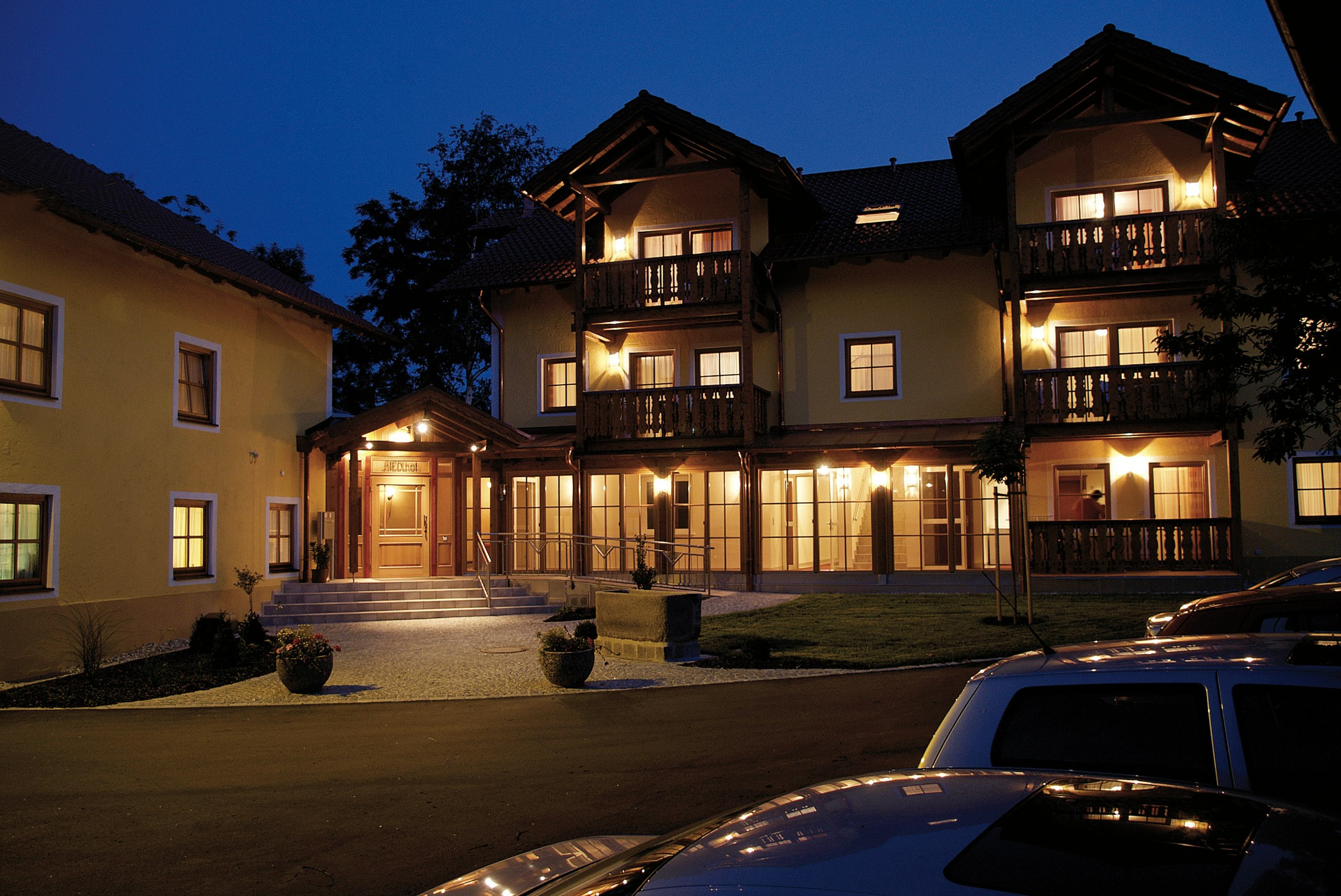 Camping Riedlhof - Blick auf das Hauptgebäude des Campingplatzes bei Nacht