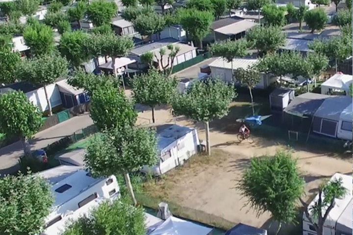 Camping Riembau  -  Luftaufnahme vom Stellplatz auf dem Campingplatz