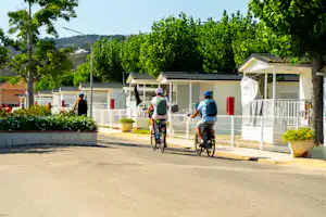Camping Riembau - Radfahrer vor Mobilheimen