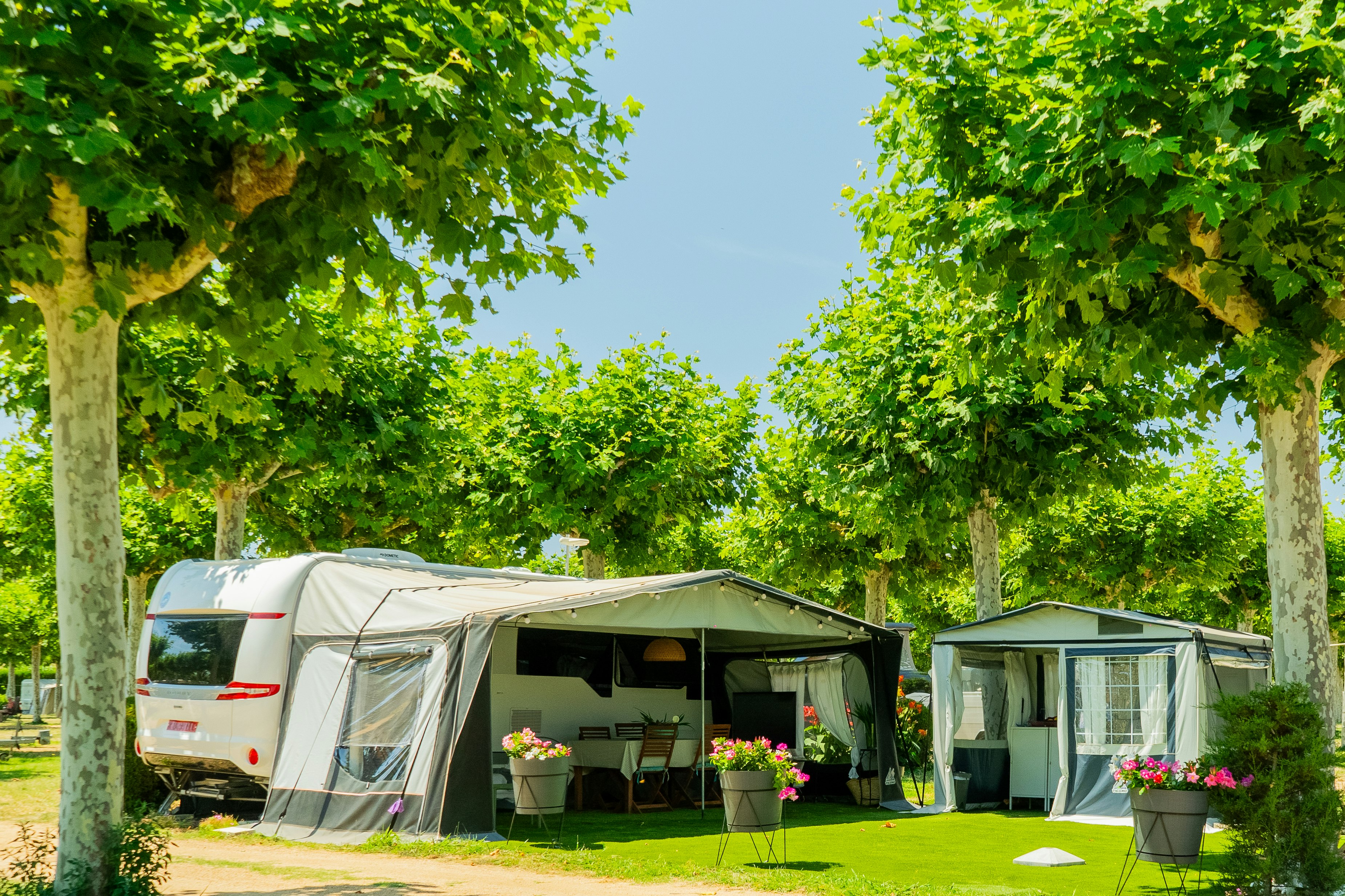 Camping Riembau - Wohnwagen auf Standplatz