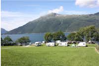 Camping Ringøy -  Wohnwagenstellplätze  mit Blick auf den See und die Berge