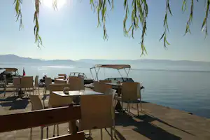 Camping Rino - Sitzgelegenheiten direkt am See vom Campingplatz