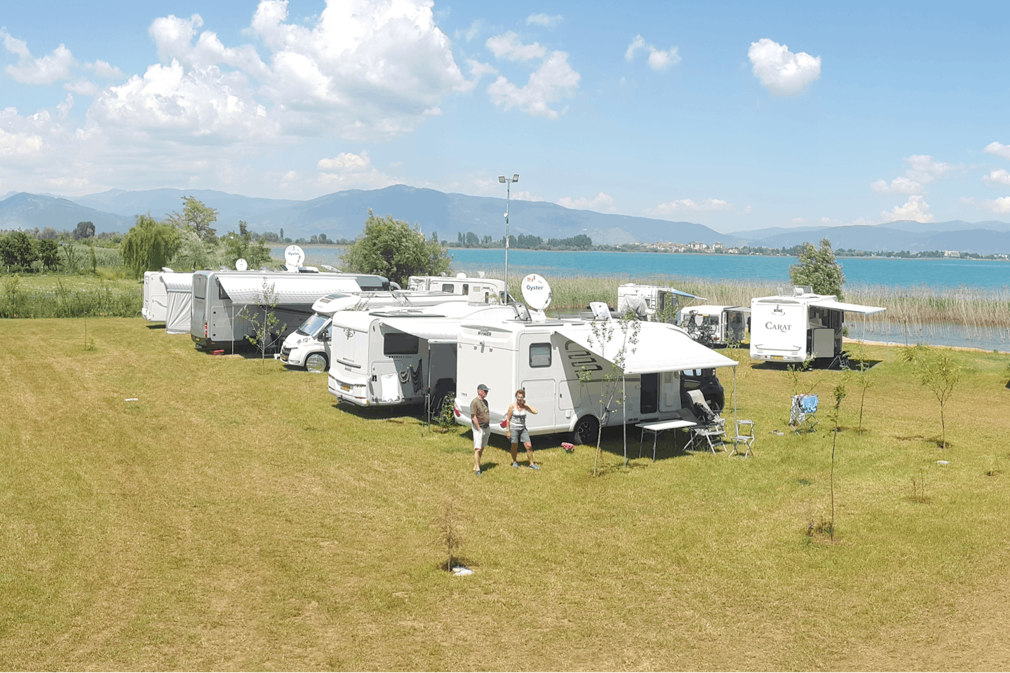 Camping Rino - Wohnwagen- und Zeltstellplatz vom Campingplatz mit Blick auf den Ohrid See im Hintergrund