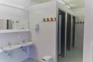 Camping Rio Ferienglück - Sanitärbereich vom Campingplatz mit Waschbecken, Spiegeln und Toiletten