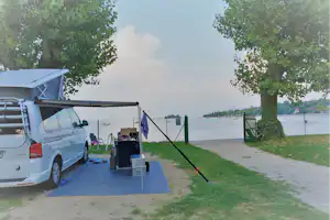 Camping Rio Ferienglück - Wohnwagen auf dem Wohnwagenstellplatz vom Campingplatz am Zugang zum Gardasee