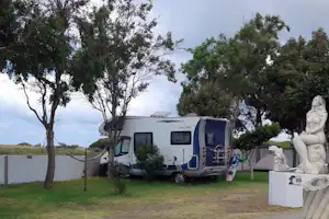 Camping Rio Jara - Stellplatz vom Campingplatz mit Blick auf den Fluss