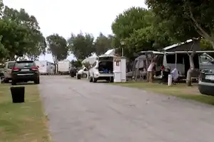 Camping Rio Jara - Wohnwagenstellplatz und Wohnmobilstellplatz vom Campingplatz zwischen Bäumen