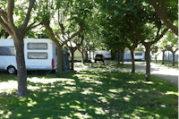Camping Rio Ulla  -  Wohnwagen- und Zeltstellplatz vom Campingplatz im Schatten zwischen Bäumen