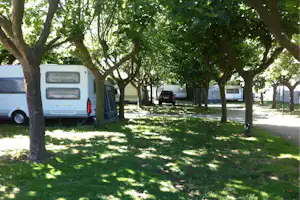 Camping Rio Ulla - Wohnwagen- und Zeltstellplatz vom Campingplatz im Schatten zwischen Bäumen