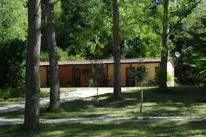Camping Rio Verde - Mobilheim vom Campingplatz zwischen Bäumen