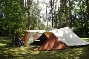 Camping Rio Verde - Zeltplatz vom Campingplatz im Schatten der Bäume