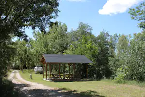 Camping Rio Vero - überdachte Picknick Tische auf dem Wohnwagen- und Zeltstellplatz vom Campingplatz im Grünen