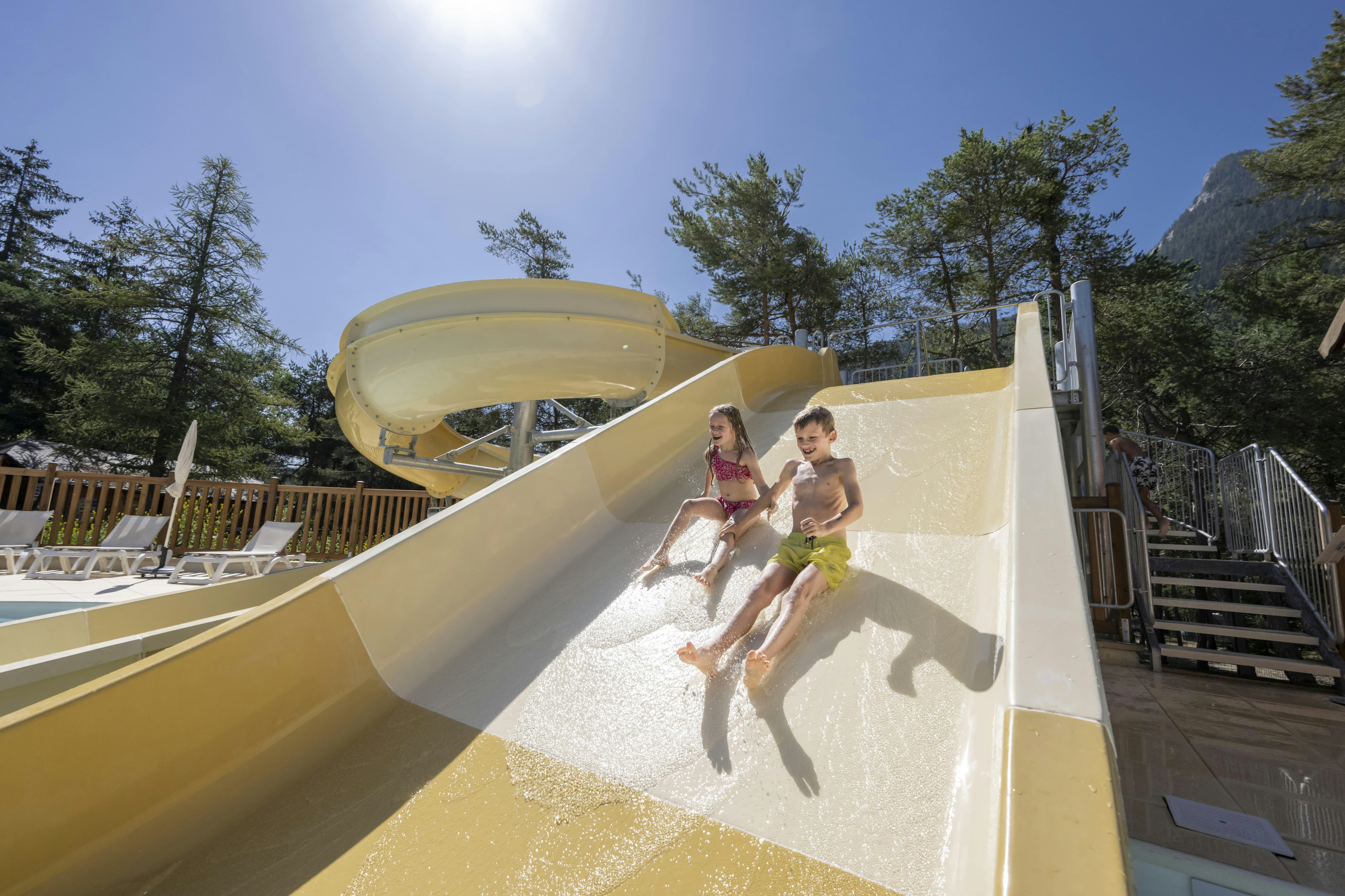 Camping Rioclar  - Rutschen im Wasserpark des Campingplatzes