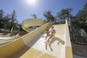 Camping Rioclar - Rutschen im Wasserpark des Campingplatzes