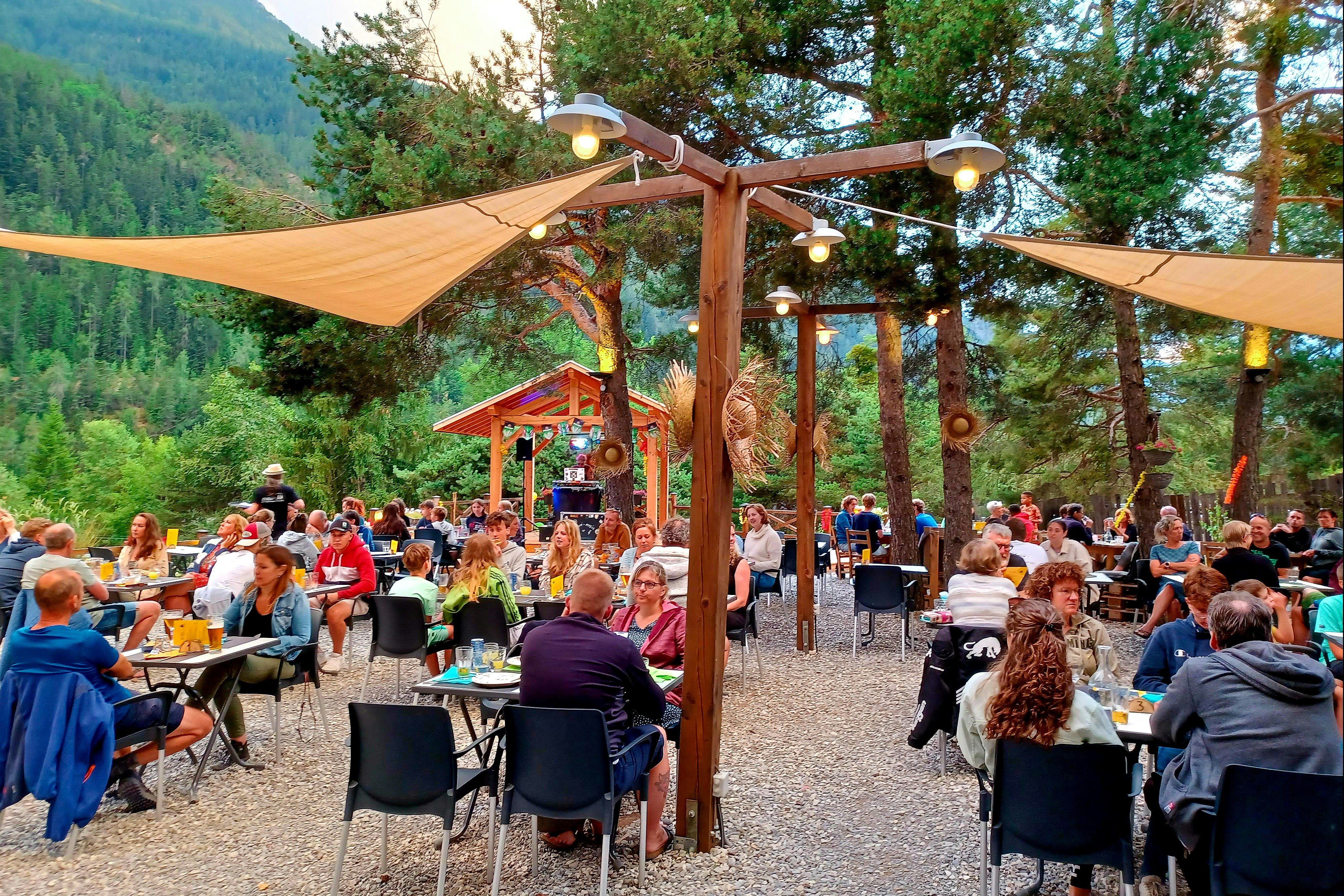 Camping Rioclar - Blick auf die Außenterrasse des Restaurants