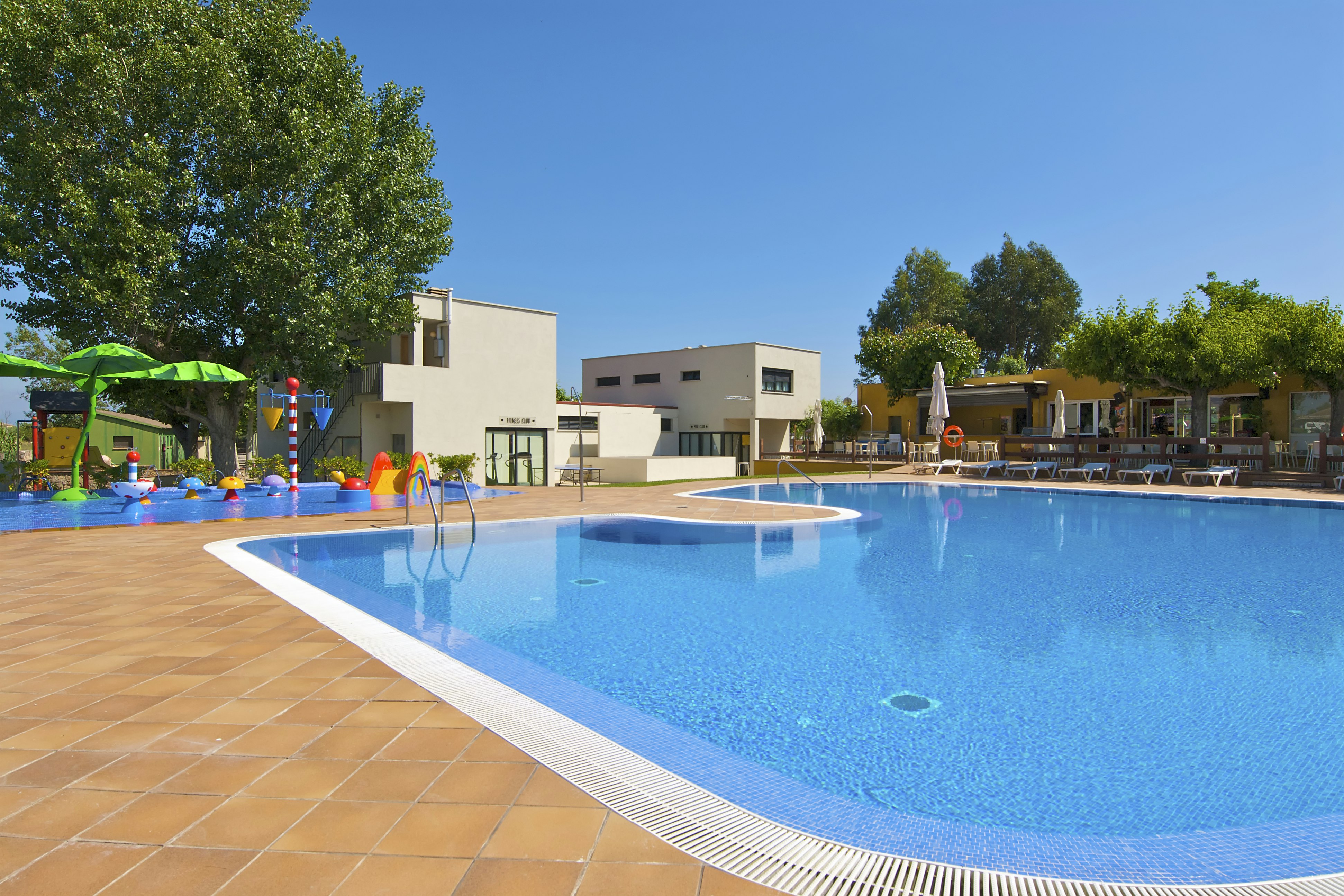 Camping Riu -  Pool mit Liegestühlen und Sonnenschirmen auf dem Campingplatz 