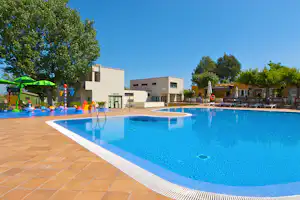 Camping Riu - Pool mit Liegestühlen und Sonnenschirmen auf dem Campingplatz