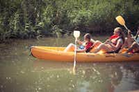 Camping Riu - Kajak fahrende Gäste auf dem Fluss 