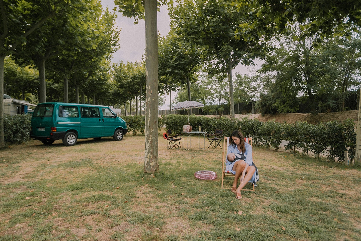 Camping Sènia Riu  Camping Riu - Blick auf einen Standplatz auf dem Campingplatz