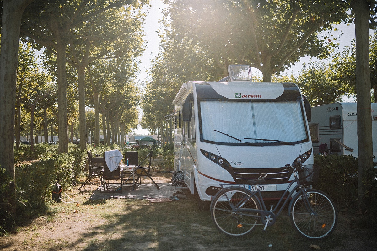 Camping Sènia Riu  Camping Riu - Standplätze auf dem Campingplatz