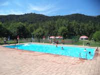 Camping Riva del Setta - Gäste liegen am Pool in der Sonne