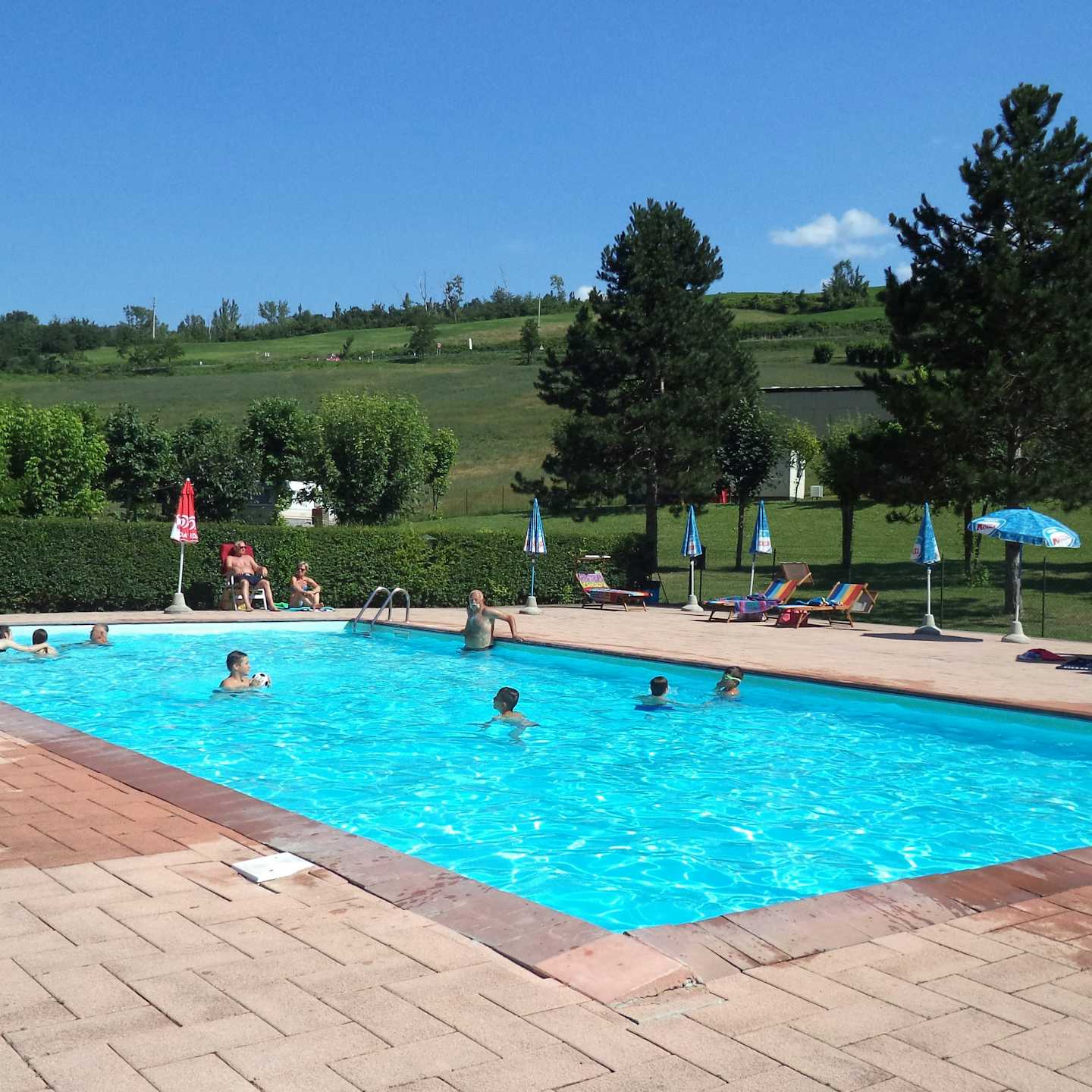 Camping Riva del Setta - Pool mit Liegestühlen und Sonnenschirmen auf dem Campingplatz