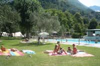 Camping Riva di San Pietro - Camper entspannen auf der Liegewiese beim Swimmingpool