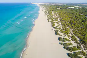 Camping Riva di Ugento - Strand aus der Vogelperspektive in der Nähe des Campingplatzes