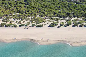 Camping Riva di Ugento - Übersicht auf das gesamte Campingplatz Gelände mit Blick auf das Meer