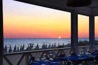 Camping Riva di Ugento - Restaurant mit Blick auf der Strand und Meer auf dem Campingplatz