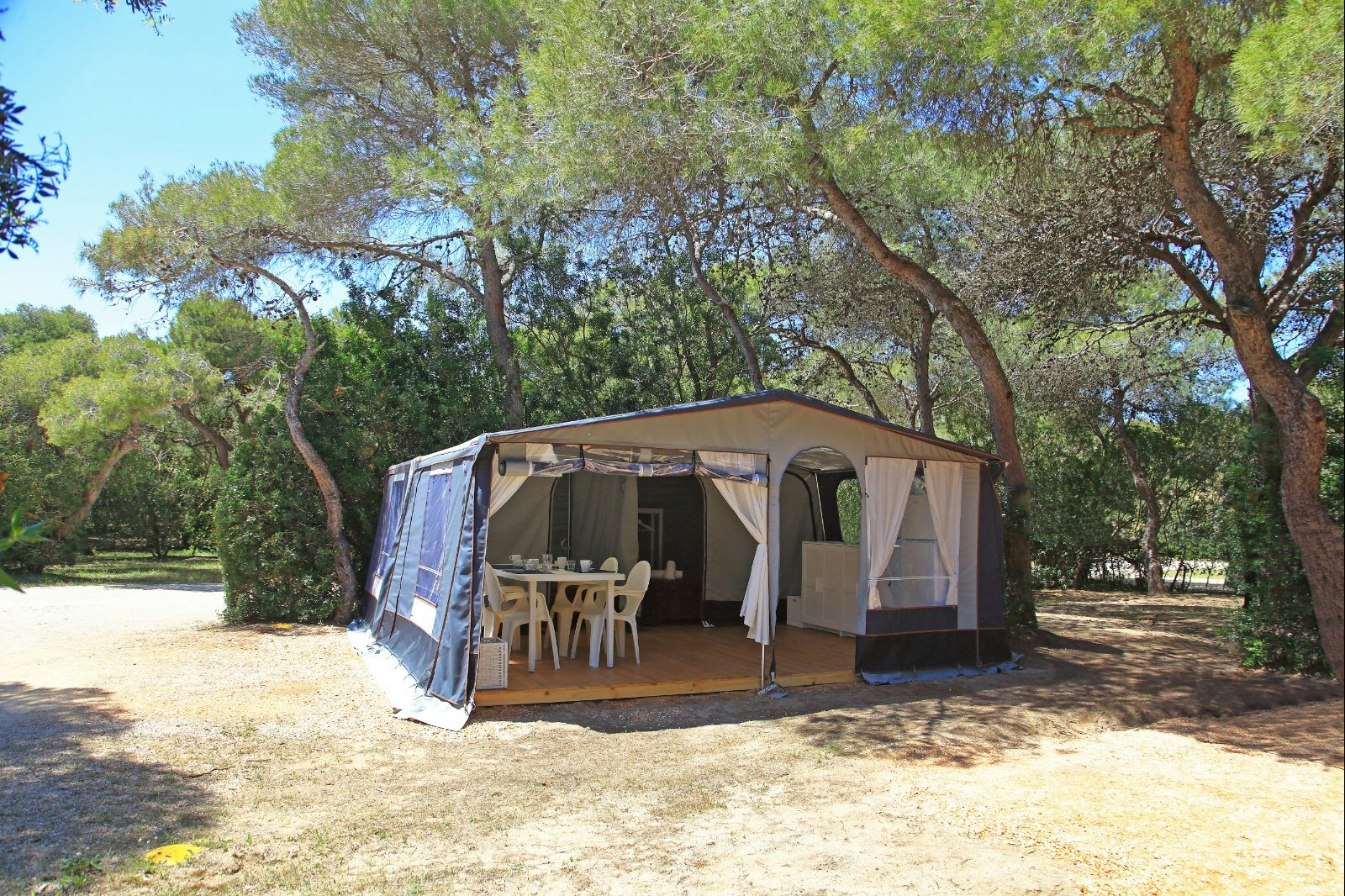 Riva di Ugento Beach Camping Resort - Familienzelt auf dem Campingplatz