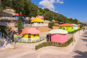 Camping Riva Verde - Bunte Rundbungalows auf dem Campingplatz