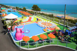 Camping Riva Verde - Poolanlage und Kinderspielplatz auf dem Campinggelände