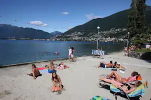 Camping Rivabella - Camper in der Sonne am Strand vom Campingplatz