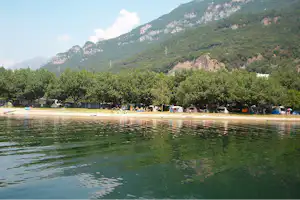 Camping Rivabella - Blick vom Langensee auf den Campingplatz